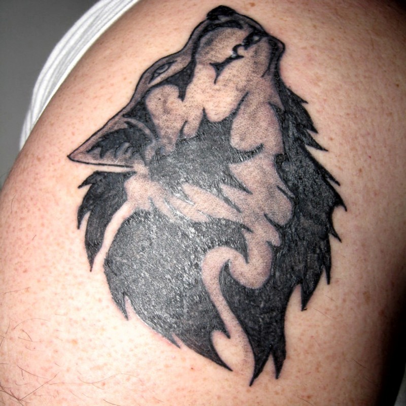 黑白狼人头像肩部纹身图案