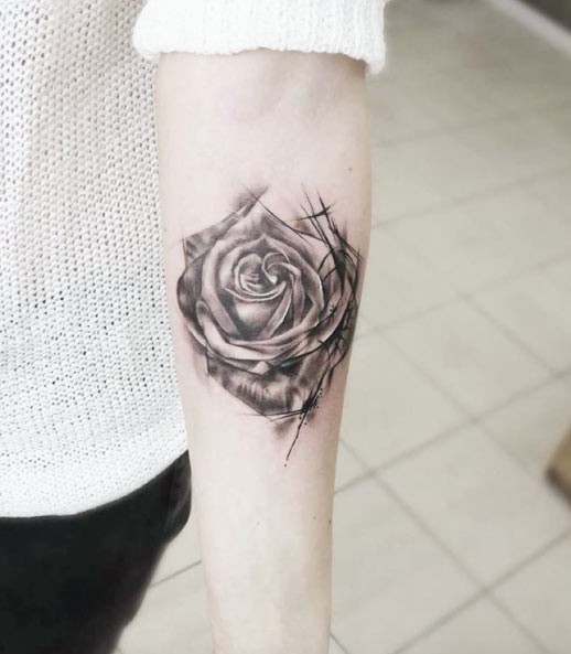 小臂有趣的黑色损坏的玫瑰花纹身图案