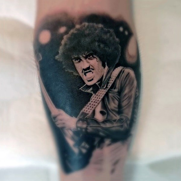 黑白摇滚明星肖像腿部纹身图案