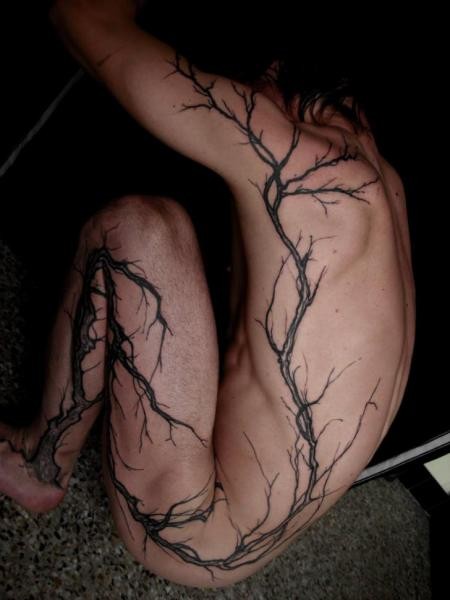 全身夸张的黑色树纹身图案