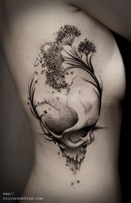 女生侧肋黑灰骷髅与野生花卉纹身图案