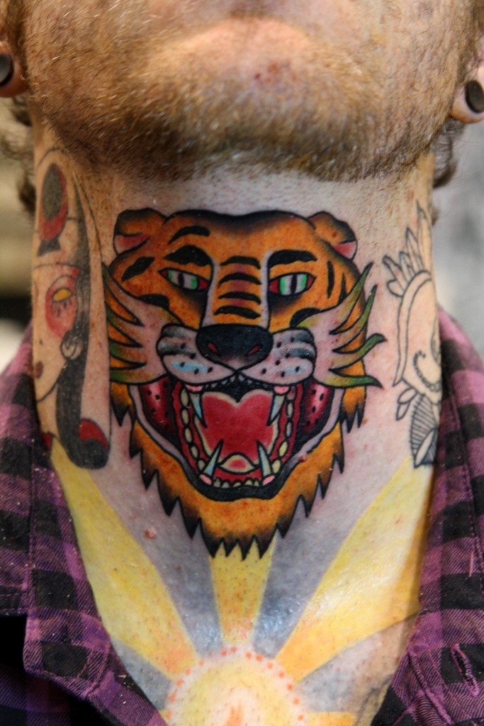 颈部黄色的老虎头卡通纹身图案