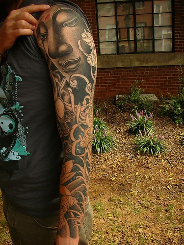 手臂黑灰佛像花卉纹身图案