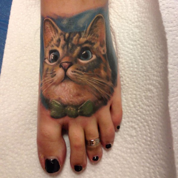 脚背逼真的猫和蝴蝶结纹身图案