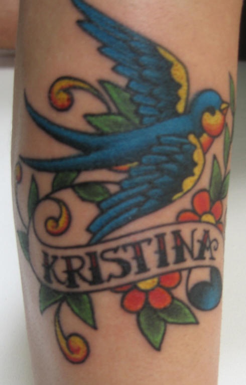 蓝色燕子与花朵字母纹身图案