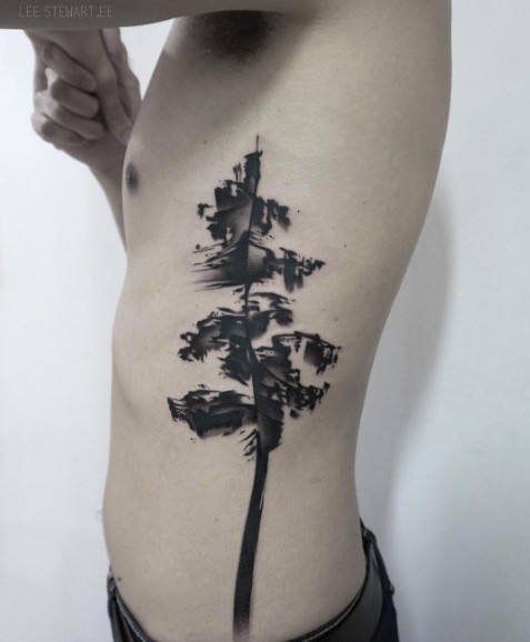 侧肋经典的黑色大树纹身图案