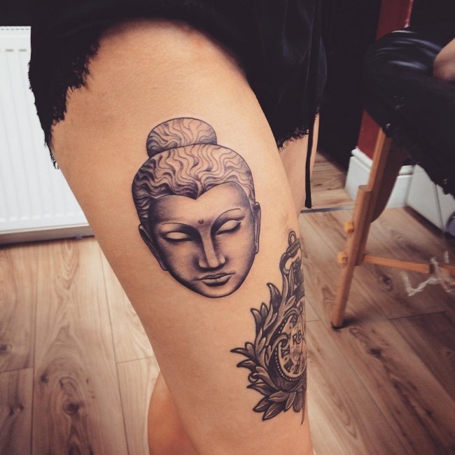 大腿黑灰风格如来佛祖雕像纹身图案