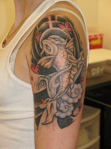 大臂黑色的锦鲤与花朵纹身图案