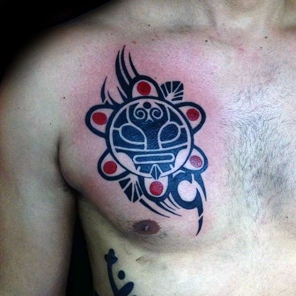波利尼西亚风格的彩色符号胸部纹身图案