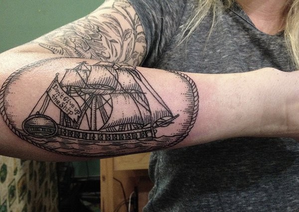 小臂黑色线条帆船纹身图案