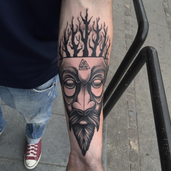 手臂部落风格黑色面具和三角形符号树木纹身图案