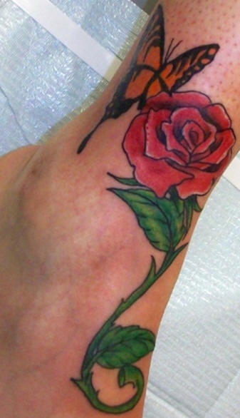 脚踝蝴蝶和红玫瑰纹身图案