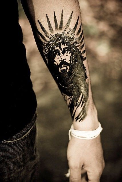 黑色耶稣和光圈小臂纹身图案