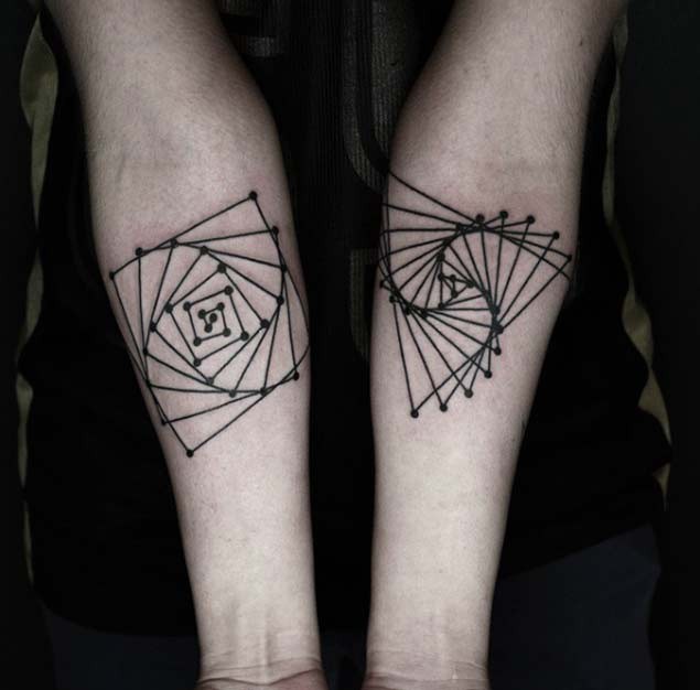 手臂催眠式的黑色几何纹身图案