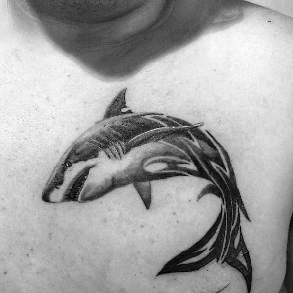 胸部设计独特的黑色半真实半图腾的鲨鱼纹身图案