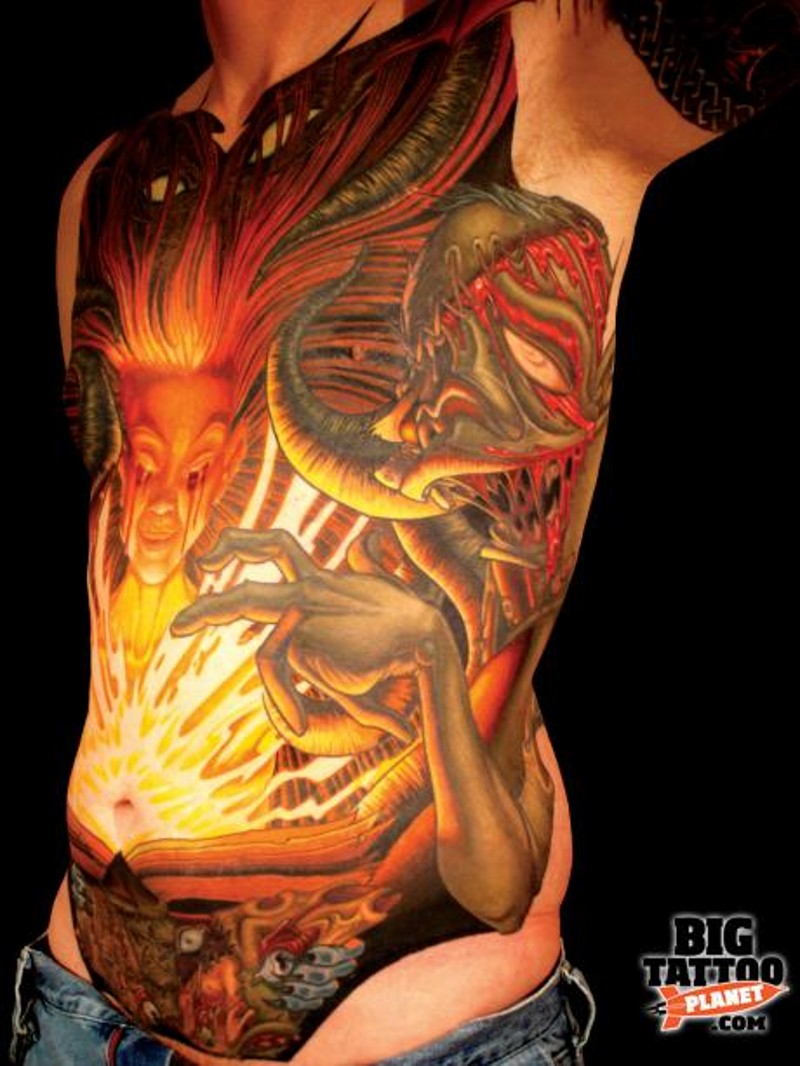 腹部神秘的彩色女巫与恶魔怪物纹身图案