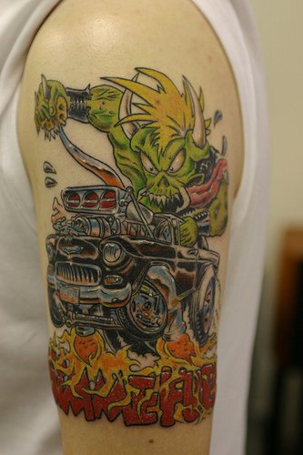 绿色的怪兽和黑色赛车纹身图案