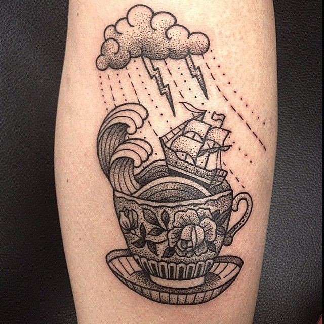 黑色点刺茶杯云朵与帆船纹身图案