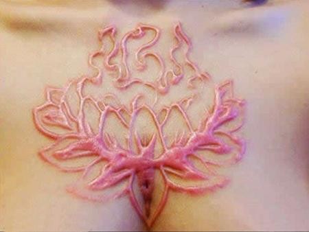胸部个性的莲花割肉纹身图案