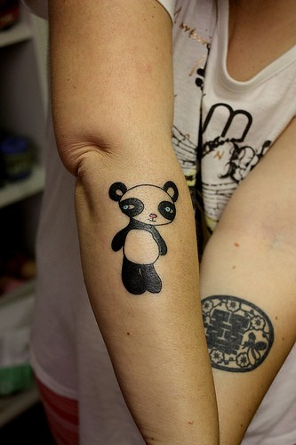 可爱的熊猫手臂纹身图案