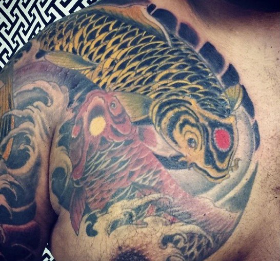 胸部日本传统彩色鲤鱼纹身图案