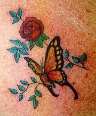 帝王蝴蝶和红玫瑰纹身图案
