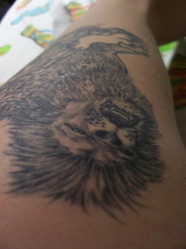 腿部黑色狮子头纹身图案
