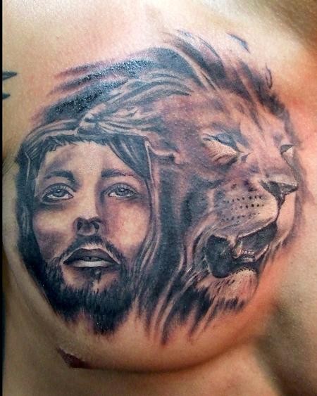 令人惊叹的耶稣肖像和狮子胸部纹身图案
