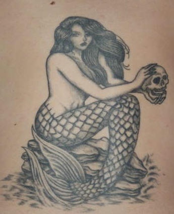 带有骷髅的黑色美人鱼纹身图案