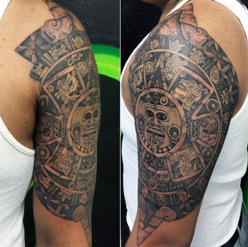 大臂玛雅传统的黑白大平板纹身图案