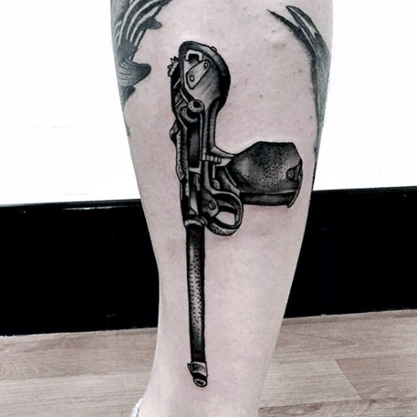 小腿黑色的雕刻风格老式手枪纹身图案
