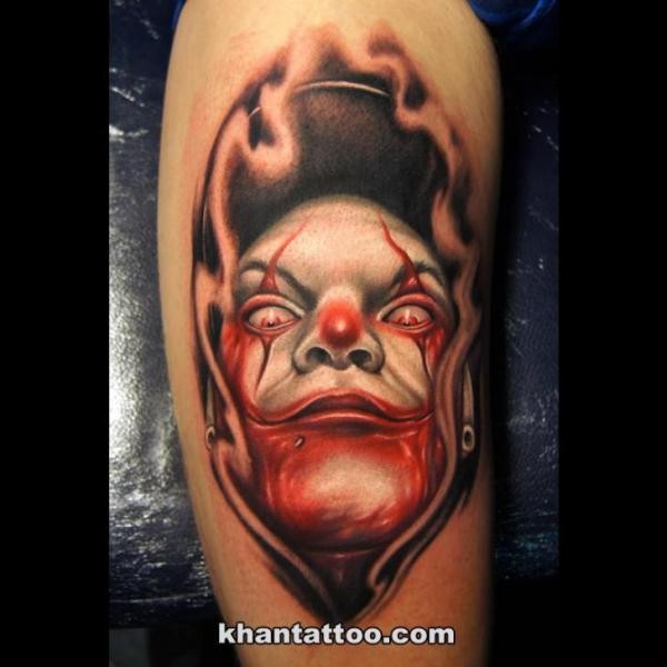 大臂疯狂的小丑肖像彩色纹身图案