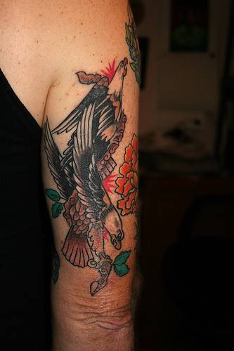 手臂传统的彩色鹰和花朵纹身图案