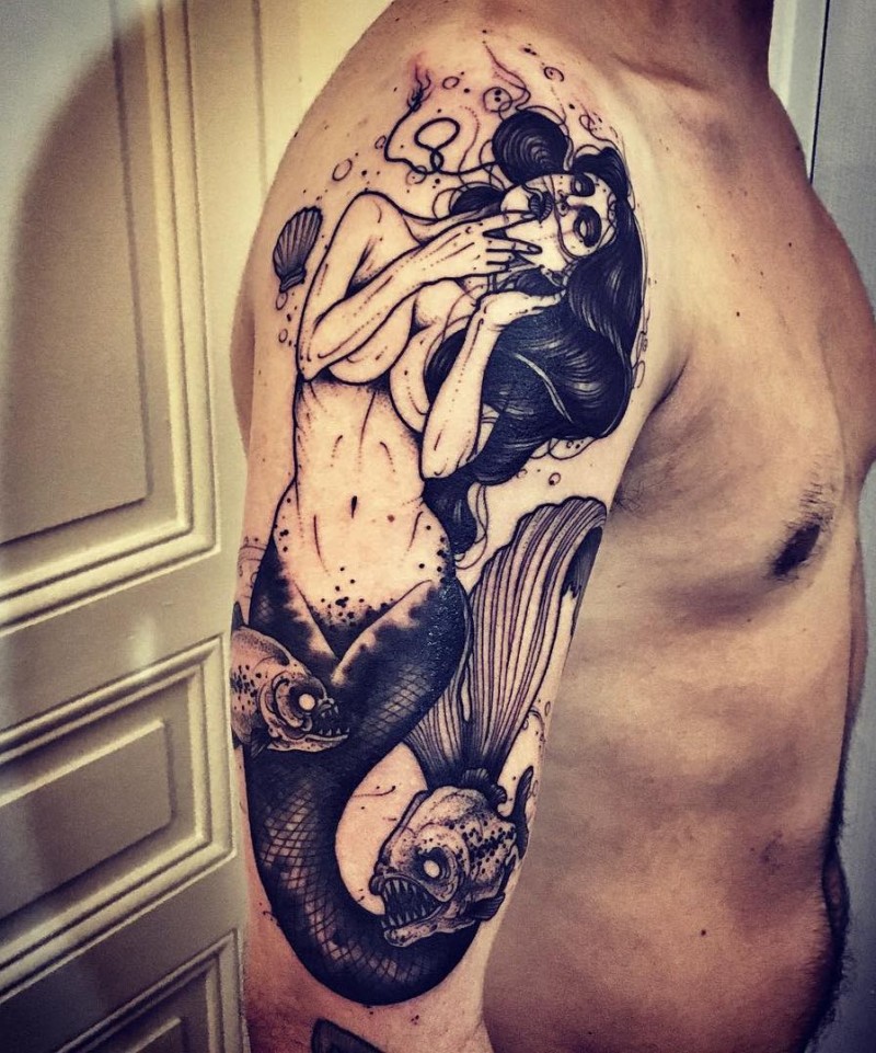 手臂黑色美人鱼和邪恶鱼纹身图案