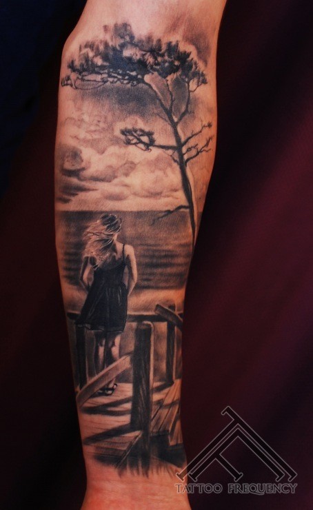 手臂黑灰风格的妇女与树和海岸纹身图案