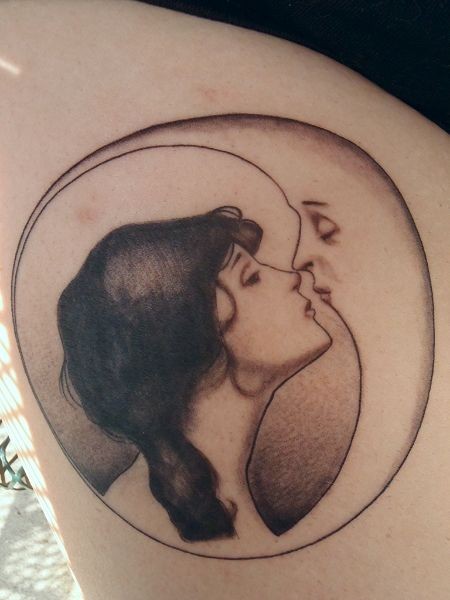 大腿黑白特别组合女人亲吻月亮纹身图案