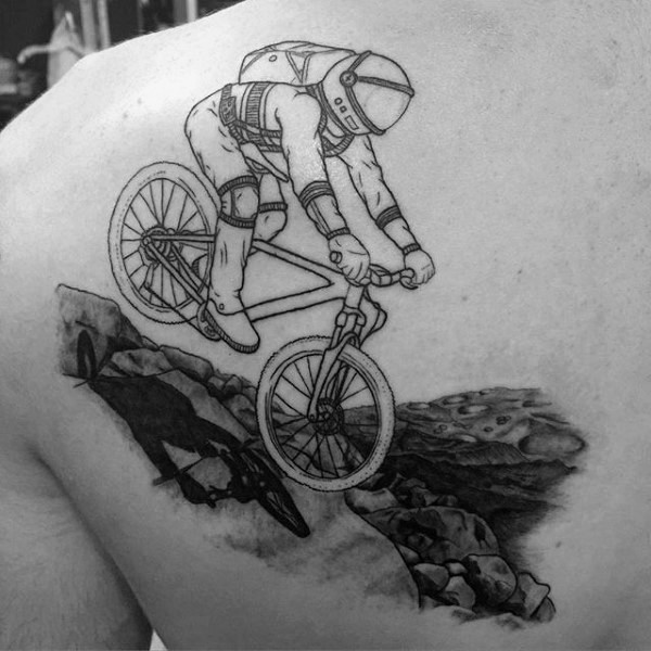 后背黑色宇航员骑自行车纹身图案