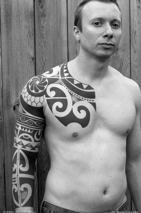 手臂和胸部神秘的黑白波利尼西亚图腾纹身图案