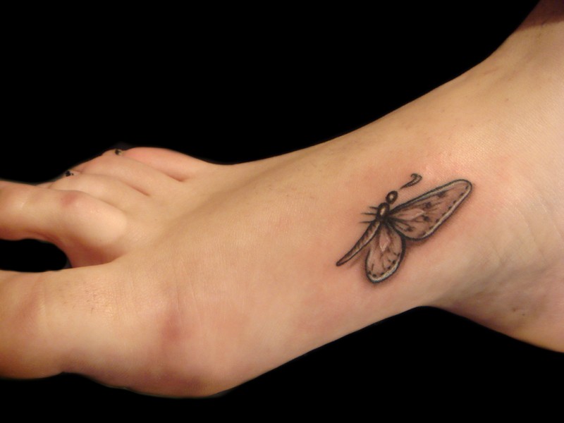 脚背漂亮的小蝴蝶纹身图案