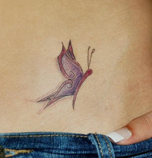 腹部飞行的紫蝴蝶纹身图案