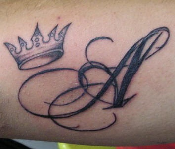 皇冠和花体字母纹身图案