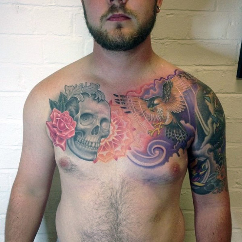 彩色骷髅与花朵飞行鹰胸部纹身图案