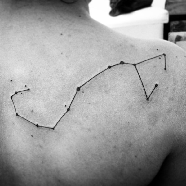 背部简单的黑色线条星座符号纹身图案