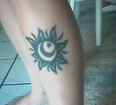 小腿黑色太阳和月亮纹身图案