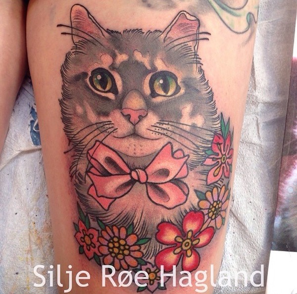大腿插画风格彩色有趣的猫与花朵纹身图案