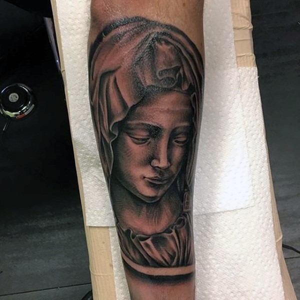 小臂黑色的女人和遮光罩纹身图案