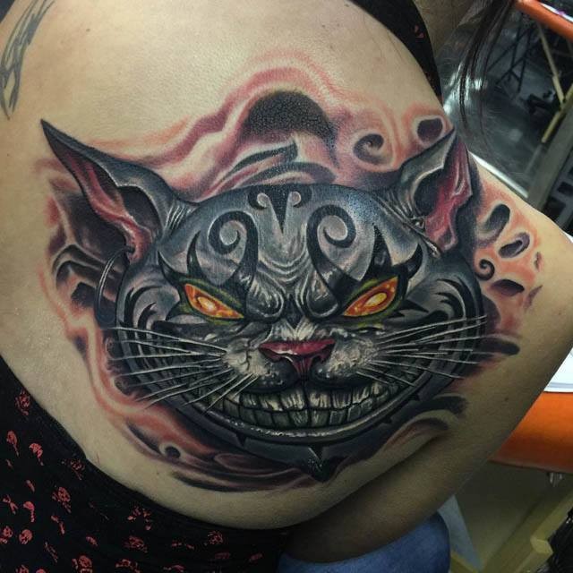 背部幻想式的彩色恐怖猫纹身图案