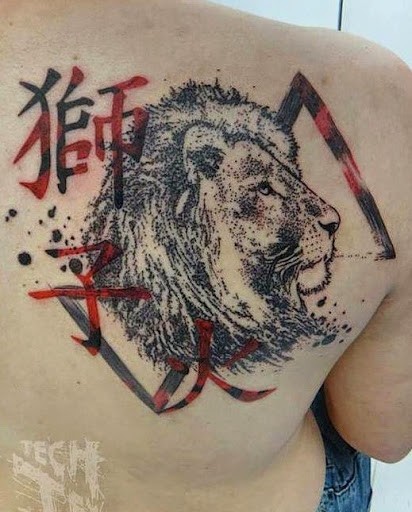 背部黑色点刺狮子脸汉字和红三角纹身图案
