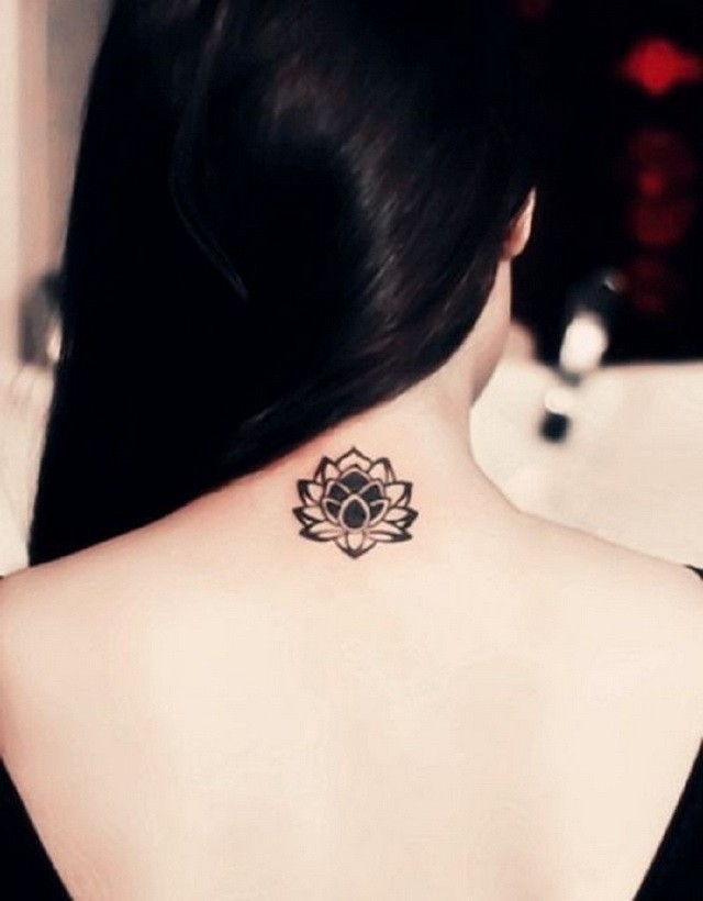女生背部优雅的小莲花纹身图案