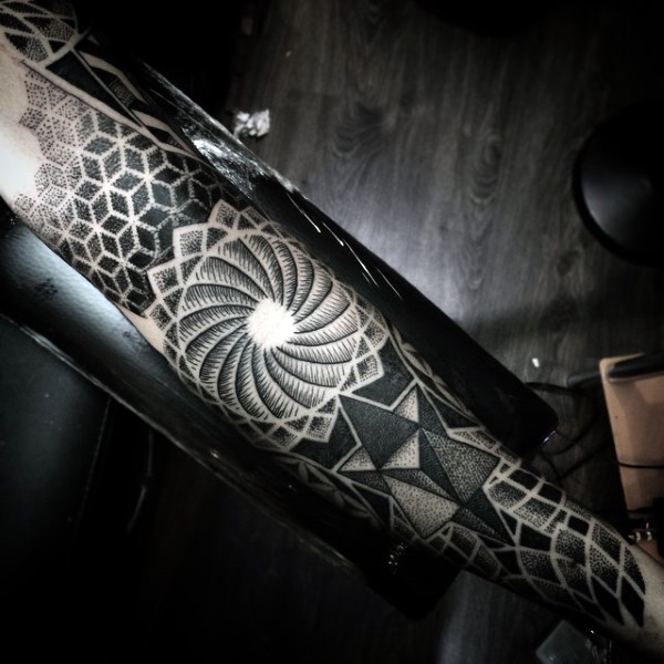 手臂黑色点刺神秘催眠符号与几何饰品纹身图案